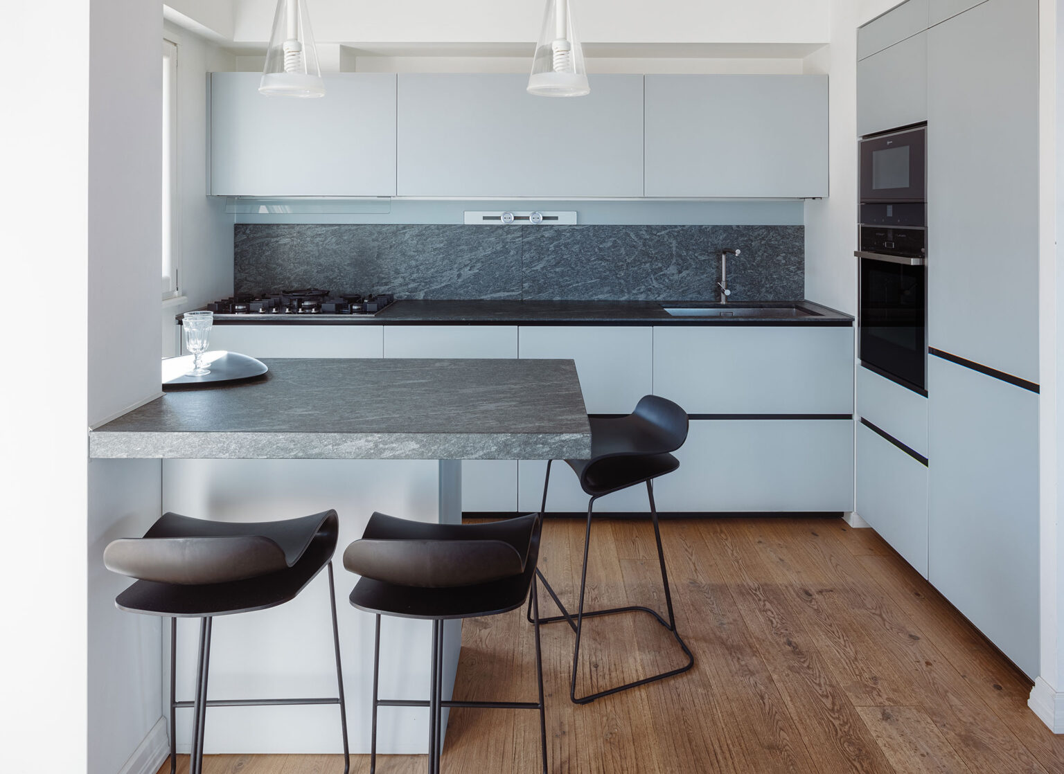 Un terrazzo sospeso su Roma e un living che celebra la luce - Cucina Valcucine