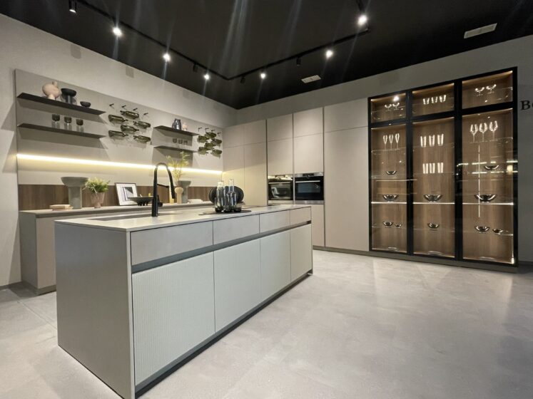 Cucina con isola e vetrine in vetro fumé – Febal Casa Store Via Trionfale, Roma