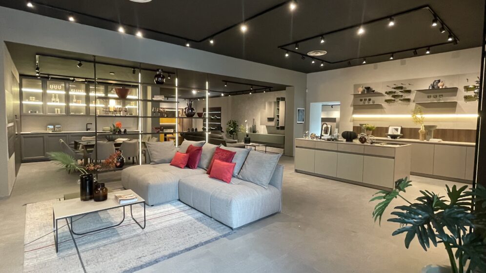 Living e cucina con vetrine illuminate – Febal Casa Store Via Trionfale, Roma