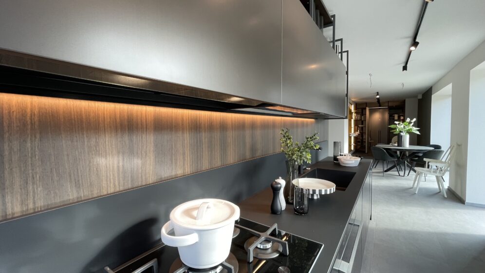 Parete in legno con luce LED e tavolo – Febal Casa Store Via Trionfale, Roma