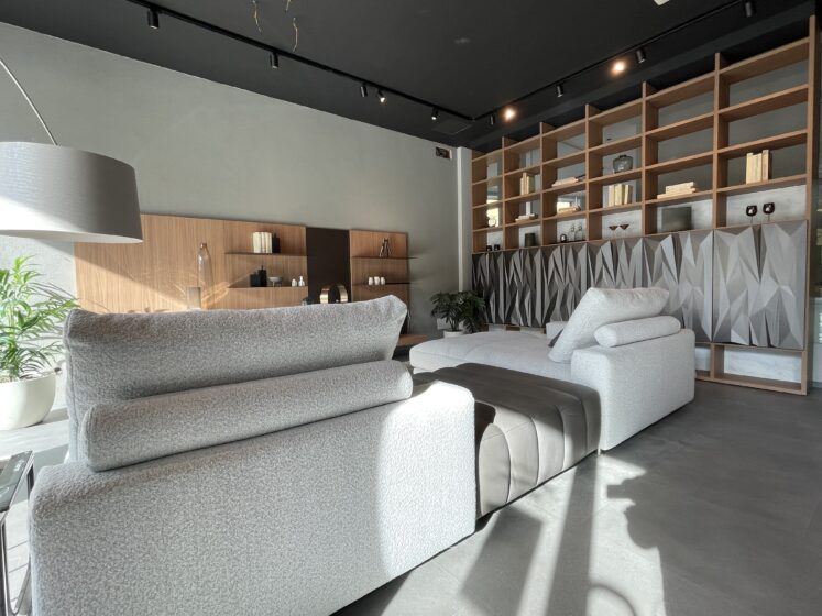 Divano grigio e parete attrezzata – Febal Casa Store Via Trionfale, Roma