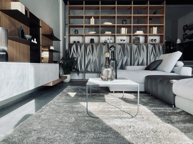Divano chiaro con tavolino in vetro – Febal Casa Store Via Trionfale, Roma