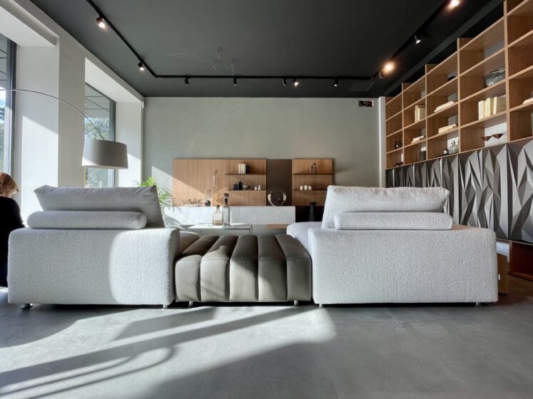 Divano in tessuto grigio e libreria in legno – Febal Casa Store Via Trionfale, Roma